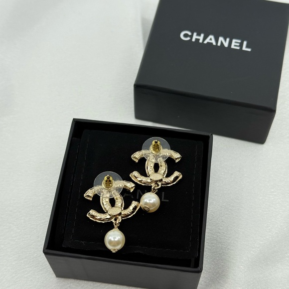 CHANEL Statement Gold Crystal CC and Pearl Dangle Earrings - Picture 9 of 12